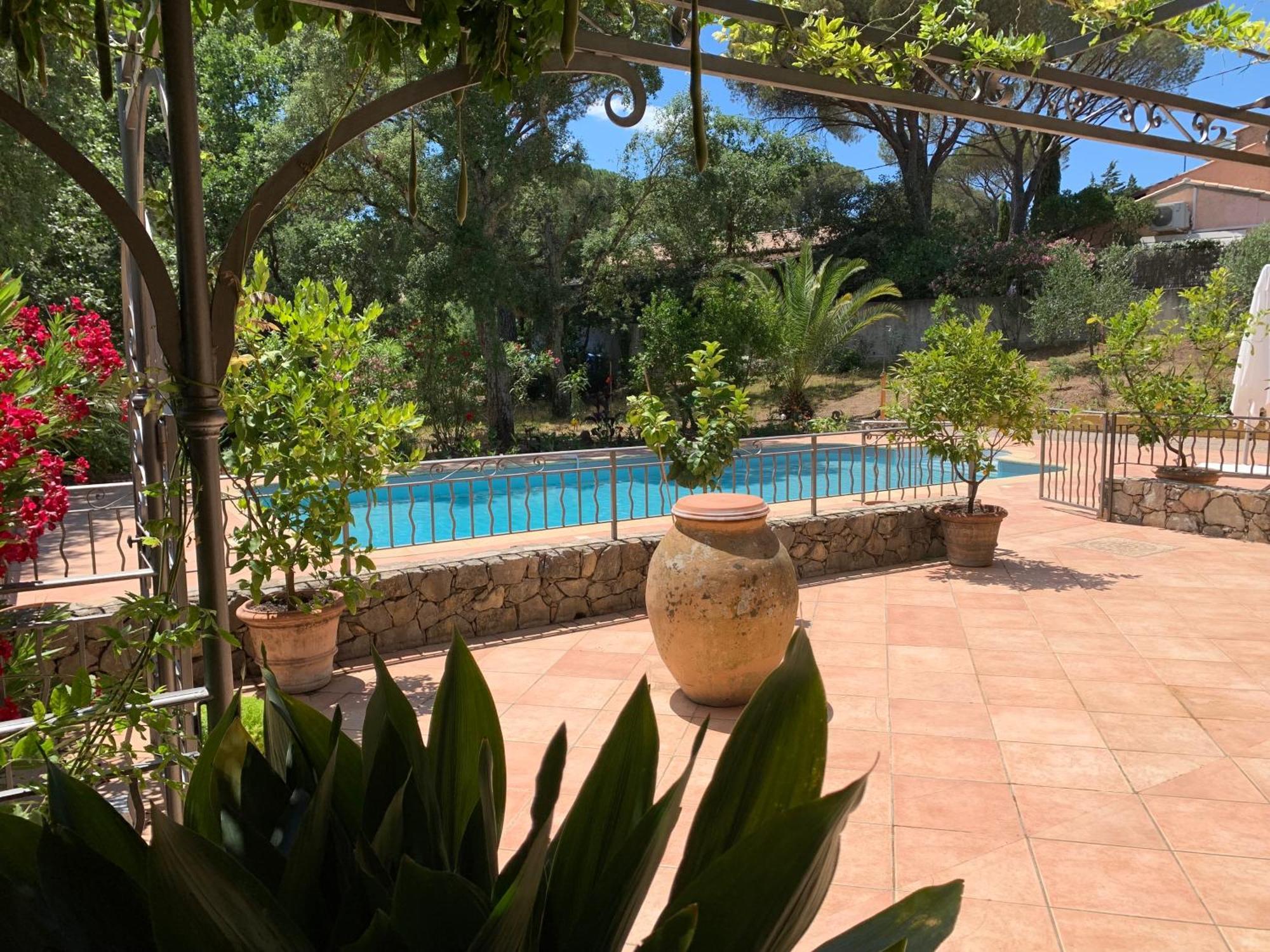 Sous Les Pins Parasols Vidauban Extérieur photo